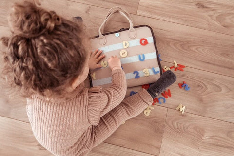 5 Jouets Montessori incontournables pour aider au développement de la motricité fine chez les tout-petits