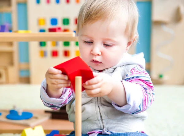 Montessori pour les bébés : Les premiers jouets et activités pour encourager l'éveil de votre nourrisson