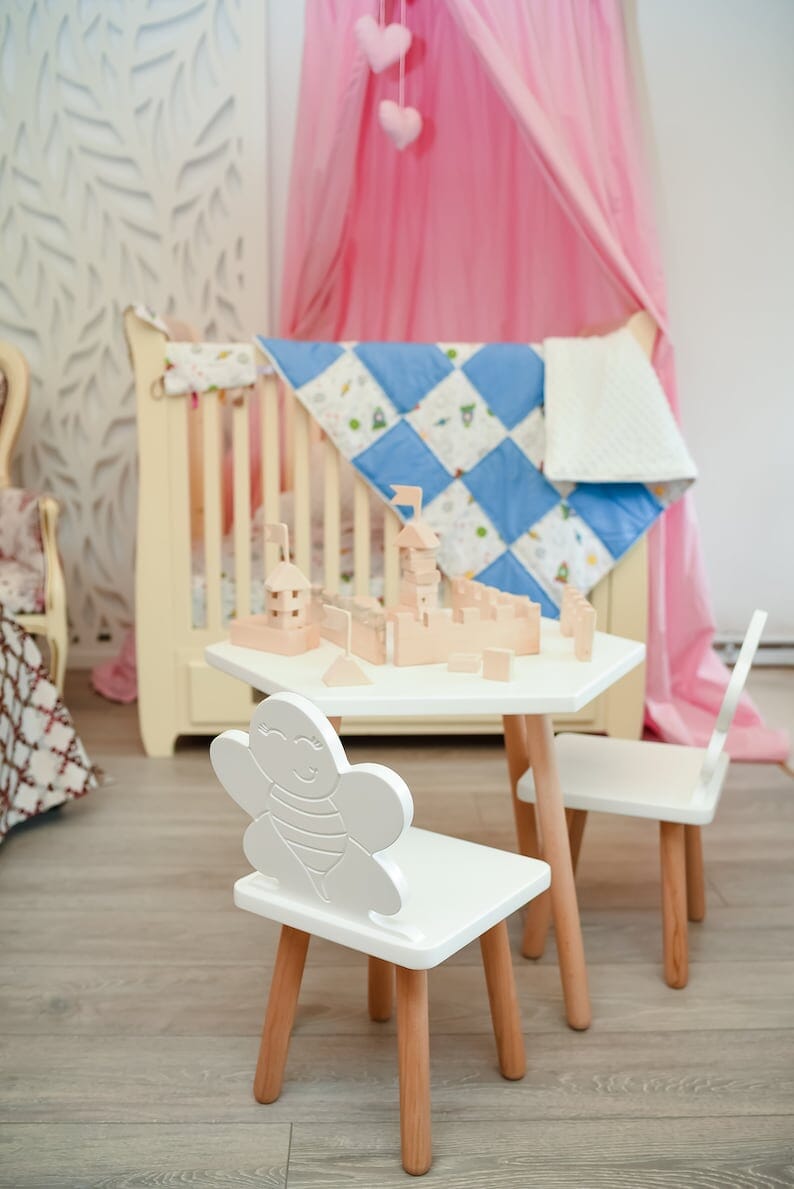 Table hexagonale et 2 chaises d’abeille / Table en bois pour enfants et 2 chaises Bois Montessori Facile 